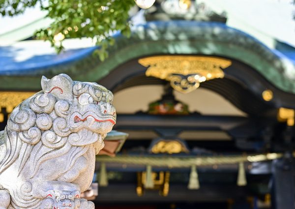 お札の飾り方に特別のルールや案内がない場合は、家の中でもっとも清浄な箇所に貼るとよいだろう