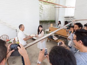 中央左手が谷田氏、右側でこちらに顔を向けているのが西田氏。撮影/加藤甫氏