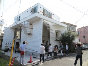 坂が多く、建物が建て込んだ一画に突然現れる、他の建物とは全く異なるプロポーションの住宅、それがヨコハマアパートメントだ