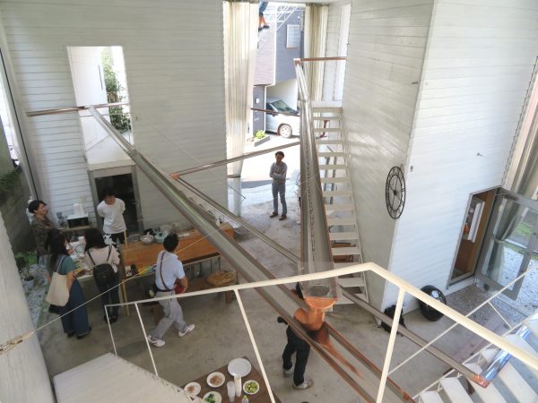 実際に流しそうめんが行われている状況。かなりダイナミックな流路になっている