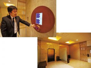 ▲『熱田の杜 最勝殿』の区画数は5500区画。建物の2階と3階が参拝ブースになっており、ホールを挟んで両側にまるでエレベーターの入口のような『赤い扉』と『紫の扉』が並ぶ。「ご希望の区画をお選びいただくことはできませんが、扉の色はお好きなほうをお選びいただけます」と田中所長
