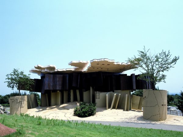 メインパビリオンとなる「極限で似るものの家」。岐阜県の形をした屋根、それを反転させた地面。「楕円形のフィールド」内に点在する9つのパビリオンを凝縮した作品だ。写真提供:養老天命反転地