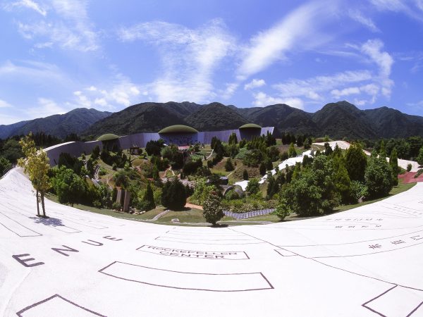 養老天命反転地の全景。晴れた日は名古屋駅のツインタワーや御嶽山も見えるそう。広大な敷地内に9つのパビリオンと148の道、5つ日本列島が造られている。写真提供:養老天命反転地