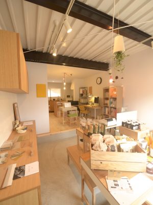 土間を生かして作られた室内。ここまで変わると築年数は気にならない