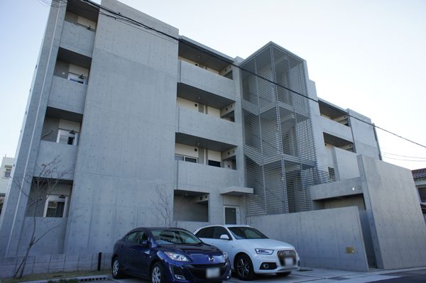 45m2の1LDKと60m2・67m2の2LDKが間取りタイプの、30代を中心とした18世帯が暮らす【アトリエ379】</br>打ち放しコンクリートの佇まいは、洒落た建物を目指したのではなく「ヒビも見逃さないから」という理由なのが興味深い