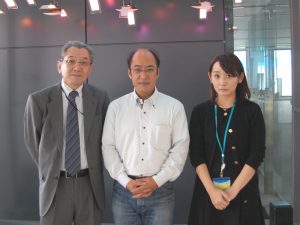 (左から)今回お話を伺った有機光エレクトロニクス実用化開発センター副センター長 布志木和雄氏、(公財)九州先端科学技術研究所 有機光デバイス研究室室長八尋正幸氏、九州大学共進化社会システム創成拠点COIプログラム 情報デバイスユニット担当 東川幸子氏