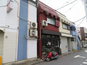 手前はDIY可で賃貸、奥はスナックそのままで賃貸。住戸ごとに貸し方を変えているのが面白い