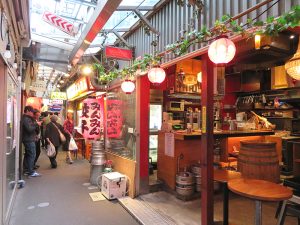 吉祥寺の名所のひとつ、ハモニカ横丁。寂れていた時代もあったが、最近は若い人で賑わっている