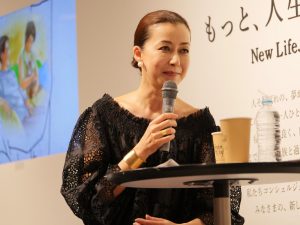 トークショーで話す桐島かれんさん。日々の生活を語る姿がとても楽しそうであったのが印象的