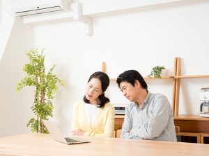 こんな古い家に費用を掛けて大丈夫か?まだ住めるのに建て替えるのはもったいないのでは?という思いのはざまで悩んでいる