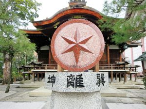 陰陽道にとって方位は重要な意味があり、占いには方位盤が必須であった