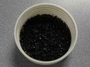 砕かれたガラスのようにも見える汚泥スラグ