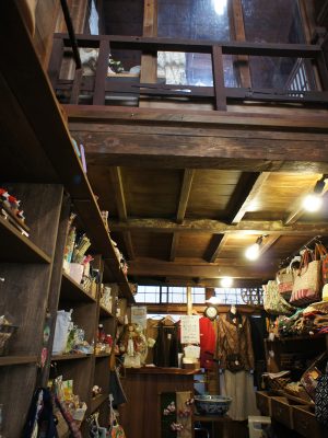10年以上も人の手が入っていない空き家の修繕・改修は費用面の苦労も多く、少しでも節約するために、壁塗りや床貼り、コンクリート打ち…いろいろな作業を皆で協力し合いながら行った。『松本なかみせ亭』と同じく、手作り雑貨が所狭しと並ぶ『うさぎとかめ』(写真)もそんなお店の一つ