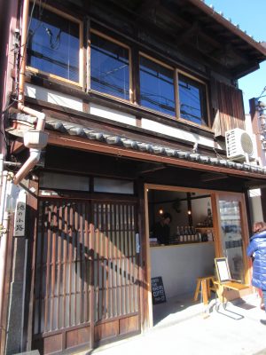 2階のゲストハウスは窓を増設して明るく改修。1階にはカフェとギャラリーが入り、台所は土間