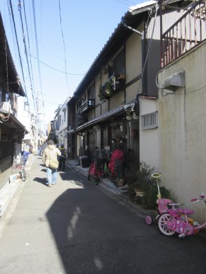 細い路地と古くからの町家がひしめく京都東山区六原学区。懐かしい街並が続く