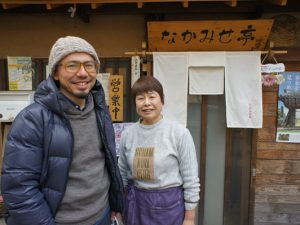 プロジェクトの牽引役であり、松本町民でもあるNPO法人『岡崎まち育てセンター・りた』代表・天野裕さん。</br>まちづくり活動支援の頼れる存在として、地域と良い関係を築いている/智子さん(右)はじめお店の「おかあさん」達との触れ合いを楽しみに足を運ぶ常連さんも多い『松本なかみせ亭』前にて
