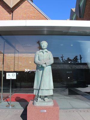 美術館の玄関にある三岸節子像。節子は、16歳で洋画家・岡田三郎助に師事して以降、94歳で亡くなるまで生涯洋画を描き続けた。女性画壇の地位向上に努め、1994年には女性洋画家として初の文化功労者となっている