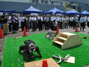2016年6月12日に開催された「ロボットテストフィールドシンポジウム」での、ロボットデモンストレーションの様子。ロボットの展示やデモンストレーション、パネルディスカッションが行われ、約300名が来場した