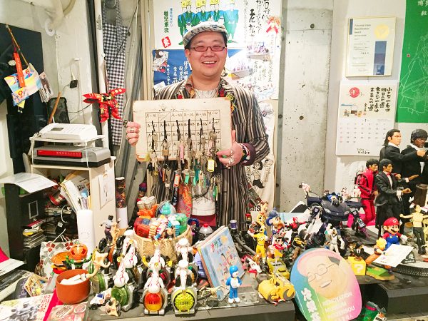 今回、冷泉荘を案内してくださった杉山さん。冷泉荘の管理業務だけでなく、ディレクターとしてアートやサブカルチャーなどクリエイティブな面からビルのブランディングも行なっている。管理人室には楽器やフィギュアなどが所狭しと並べられている