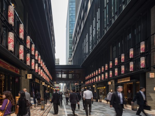 コレド室町1と2の間の仲通りは「福徳神社」の参道という位置づけ。老舗店舗を覗きながらそぞろ歩きが楽しめる