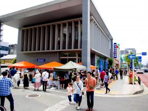 これがのきさきを使ったマルシェの様子。通り沿いに人の流れが生まれた