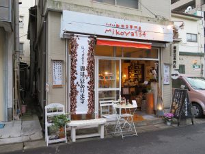 まちの雰囲気を思わせる、開放的な作りのコーヒー豆店。店内で交わされる会話が暖かかった