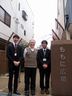「ももに広場」前にて。桃二振興町会 町会長・岸村 修さんをまん中に、大阪市都市整備局の津村 昭博さん(右)・杉谷 篤司さん(左)