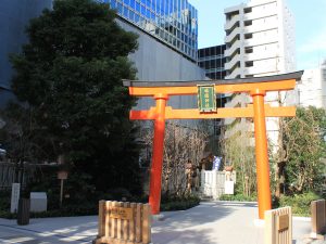 日本橋室町に鎮座する「福徳神社」。徳川家康からも崇敬されたが、時代とともに境内が縮小されビルの屋上などに祀られていた。日本橋再開発にともない、地域住民の悲願でもあった社殿再興が実現した