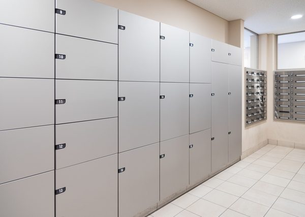 集合住宅に設置された宅配ボックスのイメージ。今後は、最寄りの駅や公共スペース、さらには自宅など活躍の場が広がりそうだ