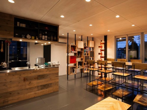 TETSUYA展示場の快適な室内空間。取材時は寒い日だったが暖房を使用しなくても普通に快適に過ごせた。</br>強い構造のため、300kg以上あるようなバイクを室内に入れてメンテナンスをすることも可能な暮らしを楽しめる家。</br>もちろんピアノなどの重量物も補強なく設置することが可能。屋上にプールを設置することもできる