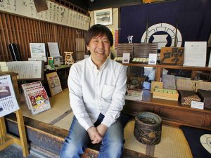 ▲地元の銘菓『関の戸(せきのと)』で知られる深川屋の第十四代服部吉右衛門亜樹さん(53)。関宿の老舗では代々店主が襲名をするのが習わしで、今もその慣習が引き継がれているのだとか。地域と苗字から推察できる通り、服部家は忍者・服部半蔵の末裔だ