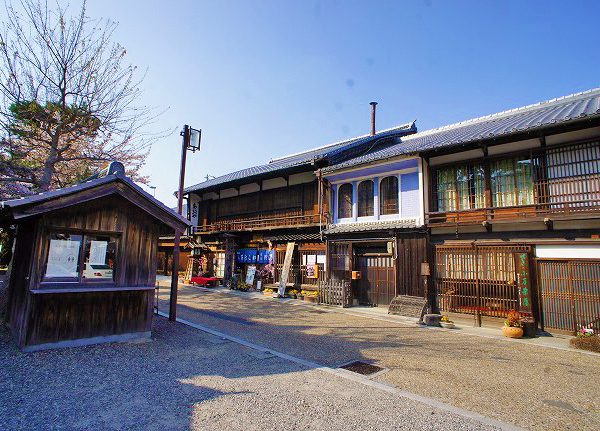 ▲重伝建地区で暮らす人たちが日ごろから心がけているのは「火災をおこさないこと」だそう。「このような木造密集地域で火事を起こしたら一瞬で町の財産が消えてしまいますから、細心の注意を払っているのは火の元の確認です。地域には高齢のお年寄りも多いのですが、寝たばこやストーブの消し忘れなど“火の不始末が厳禁”ということは祖父・曽祖父の代からずっと口伝されていて、幸いなことに文政8(1825)年の『真弓の大火』以来関宿で大きな火災は起こっていません。この住民意識の高さは素晴らしいと思います」と服部さん