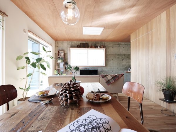 toolboxが提案するリビングの「FEL ASSY」。天井一面のラワンと躯体を現した壁のコントラストが特徴。</br>無垢オークの床や壁などが主張することなく家具やモノと調和している