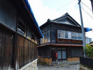 ▲「旧山繁商店」は市が所有し、活用法を検討中。案内板がなく訪れる人は少ないが、不思議な存在感がある