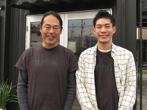 お話をうかがった有限会社LIFIX代表取締役の引地努さん(左)と、コンテナハウスUNITの安藤大輔さん(右)。2017年のうちに、横浜、八戸、熊本、沖縄など全国各地にモデルハウスが完成予定という。コンテナハウスを近くで見かけることもそう遠くないだろう