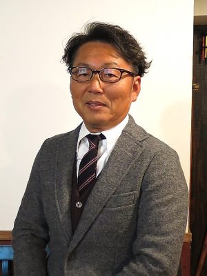 お話をうかがった、株式会社小山製材木材 代表取締役社長の坪野谷修一さん。約90年続く製材会社の4代目。商社に勤務後家業を継ぎ、新規事業としてヴィンテージウッドの販売を開始。「アメリカで見たレストランやバーは、店自体は新しいのにヴィンテージウッドを使うことで歴史ある雰囲気を演出。それをとても魅力的に感じたことから、10数年前からヴィンテージウッドの輸入販売を新規事業として開始しました」