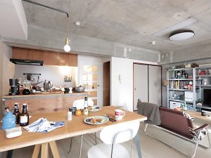 リビングの「SWK ASSY」。床は天然素材のサイザル麻をセレクト。現しのコンクリート壁にベージュホワイトの布目クロスでコージーな雰囲気に