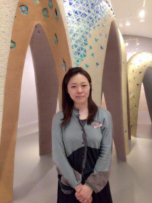 【INAXライブミュージアム】企画担当・学芸員の水野慶子さん/美しい照明演出に映える『常滑ガウディ』は同ミュージアム内の『土・どろんこ館』で展覧中。土をふんだんに使ったこの建物の中では、「光るどろだんごづくり」などいろいろな体験教室も行われている。そんな体験を通して土の魅力に触れてみるのも楽しそう!