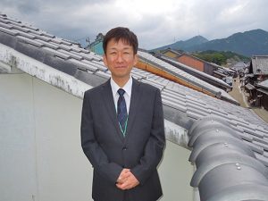 ▲亀山市市民文化部文化振興局まちなみ文化財室の稲冨正充さん(41)。生まれも育ちも旧関町でずっと地元に暮らし続けているため、関宿の町並み保存への想いも人一倍強い。「昭和50(1975)年に制度が発足して以来、現在は43道府県・94市町村で114地区が重伝建地区の選定を受けていますが、関宿は先見の明があったのか早い段階で選定を受け、平成26(2014)年に選定30周年を迎えました」
