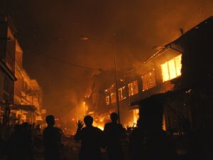 1899年に制定されてからいままで続いている「失火責任法」。重過失でなければ、延焼による損害賠償責任は負わずに済む、という内容である