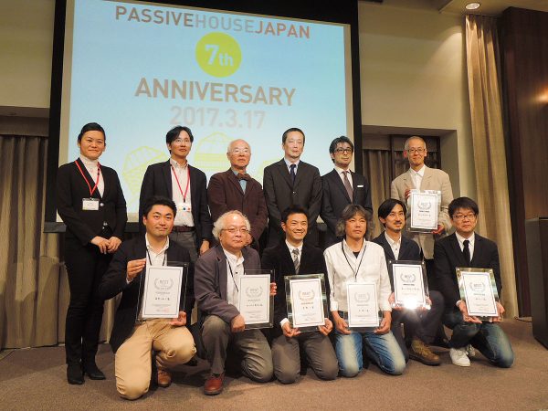 前列がエコハウス・アワード2017の受賞者、後列が審査員一同。昨年と比べて、より全体性能が高い作品が集まったエコハウス・アワード2017。今回から、省エネ性能や意匠性に加え、施工価格の提示によるコストパフォーマンスも評価の対象となった