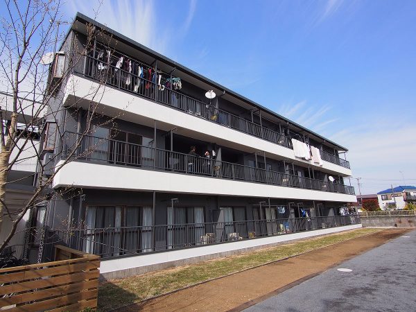 Le cheval(ル・シュバル)の外観。Le chevalとは「馬」を意味するフランス語。<BR />エントランスには輸入したフランス製の瓦が使われるなど、物件の個性が随所に表れている