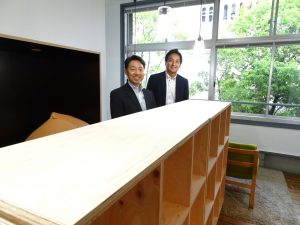 お話を伺った福岡市役所の富田さん(左)と(株)アパマンショップリーシングの泉さん。「FUKUOKA growth next」は、福岡市、福岡地所、さくらインターネット、アパマンショップホールディングスの4社が共同事業者として運営している。ちなみに全国で展開している「アパマンショップ」の1号店は、福岡市南区井尻だったそうだ
