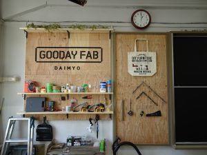 写真は、DIYスタジオ「GOODAY FAB」。校舎内ではさくらのクラウドの無償提供も行なっている。またベンチャーキャピタルや投資家によるメンタリングや起業のための集中スクーリング、デザイナー育成を目的とした「FUKUOKA DESIGN nest」とエンジニア育成と目的とした「Engineer Lab.FUKUOKA」の開設、各種人材マッチングも実施する
