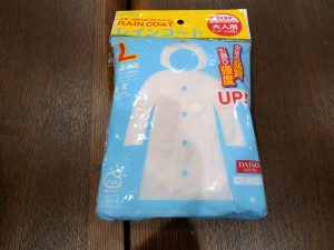 筆者が個人的にそそられたグッズが、浴室掃除のときに使えるというビニールレインコート。「洗剤の泡が跳ね返るのに備えて着用します」とのことで、100均でも売られている