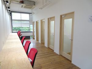 3Fにあるシェアオフィスの様子。校舎1階にあるイベントスペースでは7月6日に『チャレンジするスタートアップ都市「福岡」』と題した「福岡アジア都市研究所」による都市セミナーを開催する。イベントの詳細については「FUKUOKA grpwth next」のHPをチェックしよう!