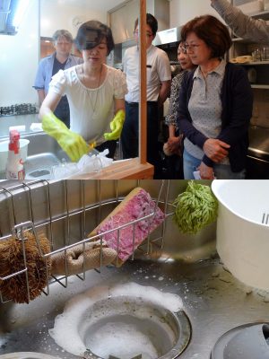 上)会場内のキッチンでのデモンストレーション 下)シンクの排水口にカビ取り剤をスプレー。10分ほどつけおくことが肝心