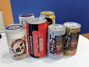 1階では、観光情報を提供。PRの一環として東北や北海道のお酒や限定のソフトドリンクも販売中