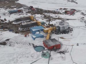 ▲現在、南極昭和基地にはミサワホームが設計を担った36棟(延床面積約5900m2)の建物が建っている。南極にはシロアリや腐朽菌が存在しないため日本国内の一般木造住宅よりも耐用年数は長いが、建物が密集することによって雪の吹き溜まりができてしまうのを防ぐため、近年は配棟計画を見直して初期の建物を建て替える段階に入っている