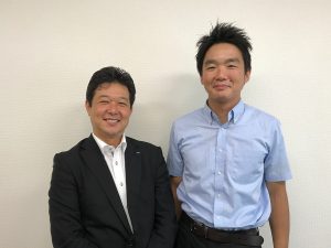 ▲ミサワホーム技術部の秋元茂さん(左:第51次越冬隊)と、同社南極研究プロジェクト研究員の福田真人さん(右:第57次越冬隊)。「振り返ってみると、南極での濃縮した生活はとても楽しかったのですが、僕が個人的にいちばん辛かったのは、自由に買い物ができなかったこと(笑)。“コンビニ行きたいな”と思うことも何度かありました」と福田さん。「私はファストフードが無性に食べたくなりましたね。現地ではプロの料理人さんが美味しい料理を作ってくれるのですが、たまに“ジャンクなハンバーガーが食べたい”と思いました」と秋元さん。ミサワホームからは秋元さん・福田さんを含め13人の越冬隊員を技術派遣しているが、その経験を子どもたちに伝えるために、越冬経験者が講師となって『南極クラス』の授業を全国の小・中学校で実施している